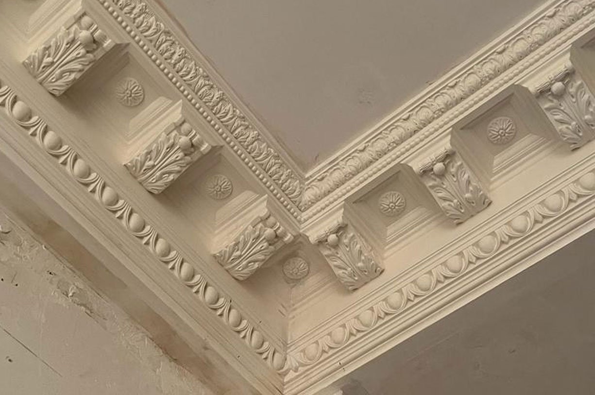 Plafond en staff moderne pour maison au Cameroun